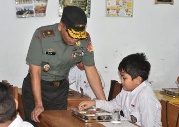 Danrem 133/Nani Wartabone Brigjen TNI Hari Pahlawantoro, secara langsung hadir dan meninjau pelaksanaan program Makan Bergizi Gratis, Senin (6/1/2025).