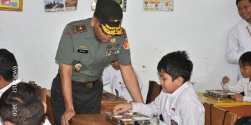 Danrem 133/Nani Wartabone Brigjen TNI Hari Pahlawantoro, secara langsung hadir dan meninjau pelaksanaan program Makan Bergizi Gratis, Senin (6/1/2025).