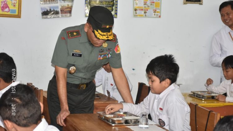 Danrem 133/Nani Wartabone Brigjen TNI Hari Pahlawantoro, secara langsung hadir dan meninjau pelaksanaan program Makan Bergizi Gratis, Senin (6/1/2025).