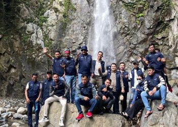 Aston Gorontalo saat melaksanakan kunjungan ke salah satu destinasi wisata alam, Air Terjun Taludaa di Kecamatan Taludaa, Kabupaten Bone Bolango.