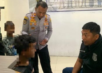 AD remaja yang nekat melompat dari kapal KMP Moinit saat sedang ditanyai petugas.