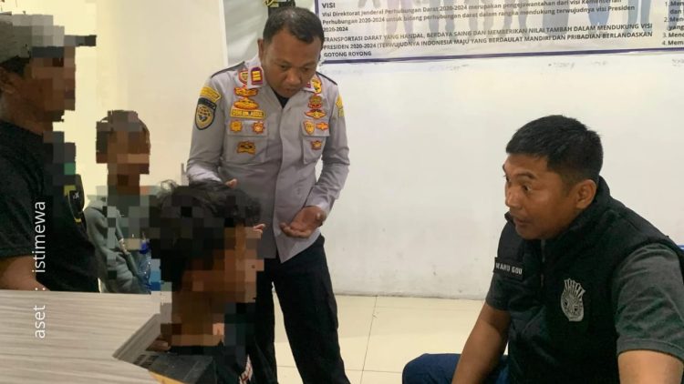 AD remaja yang nekat melompat dari kapal KMP Moinit saat sedang ditanyai petugas.