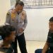 AD remaja yang nekat melompat dari kapal KMP Moinit saat sedang ditanyai petugas.