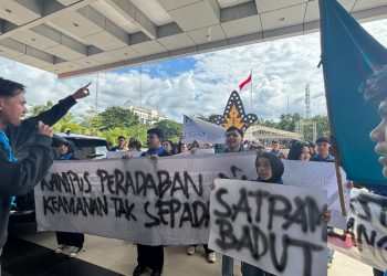 Himpunan Mahasiswa Ilmu Komunikasi saat menyampaikan tuntutannya di depan gedung Rektorat UNG, Rabu (15/1/2025).