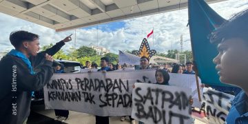 Himpunan Mahasiswa Ilmu Komunikasi saat menyampaikan tuntutannya di depan gedung Rektorat UNG, Rabu (15/1/2025).