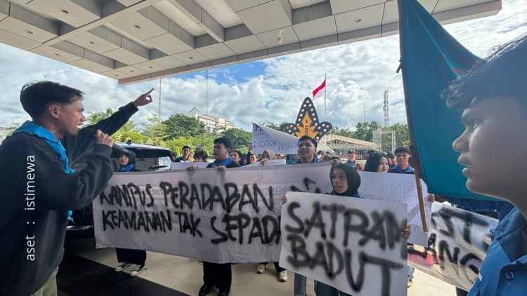 Himpunan Mahasiswa Ilmu Komunikasi saat menyampaikan tuntutannya di depan gedung Rektorat UNG, Rabu (15/1/2025).