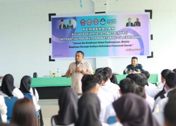 Ketua LPM Universitas Pohuwato, Edy Sijaya saat memberikan pembekalan kepada ratusan Mahasiswa, Ahad (19/1/2025).