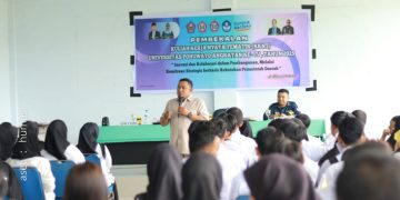 Ketua LPM Universitas Pohuwato, Edy Sijaya saat memberikan pembekalan kepada ratusan Mahasiswa, Ahad (19/1/2025).