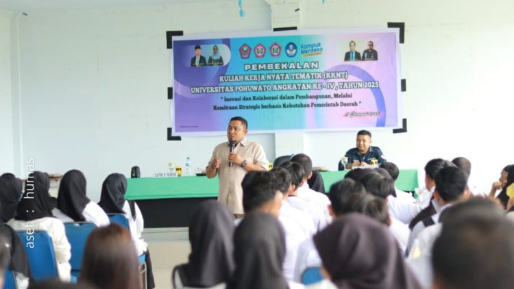 Ketua LPM Universitas Pohuwato, Edy Sijaya saat memberikan pembekalan kepada ratusan Mahasiswa, Ahad (19/1/2025).