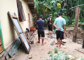 Potret rumah Hamzah Mangga warga Desa Soginti, Kecamatan Paguat, Pohuwato, yang terancam amblas. (Foto : Hasmin Napu)