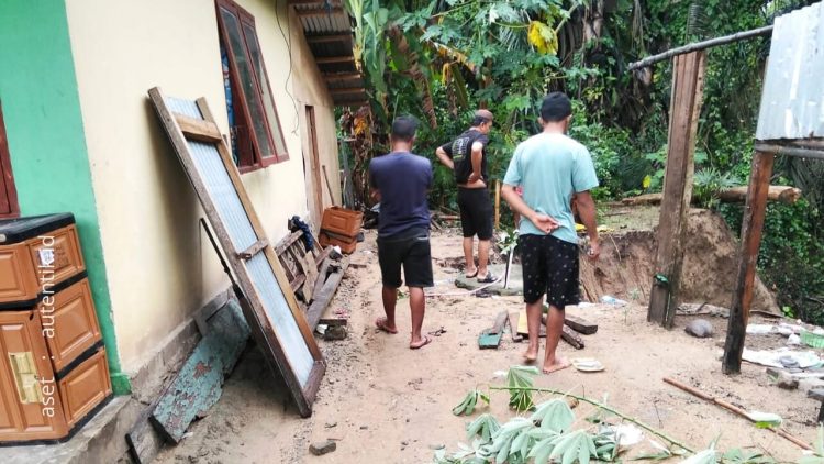 Potret rumah Hamzah Mangga warga Desa Soginti, Kecamatan Paguat, Pohuwato, yang terancam amblas. (Foto : Hasmin Napu)