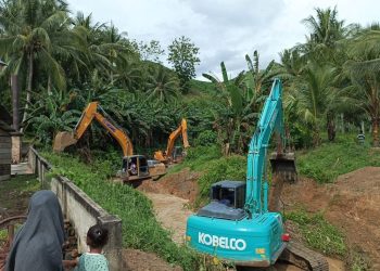 Sejumlah alat berat nampak sedang melakukan normalisasi sungai Desa Balayo.