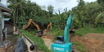 Sejumlah alat berat nampak sedang melakukan normalisasi sungai Desa Balayo.