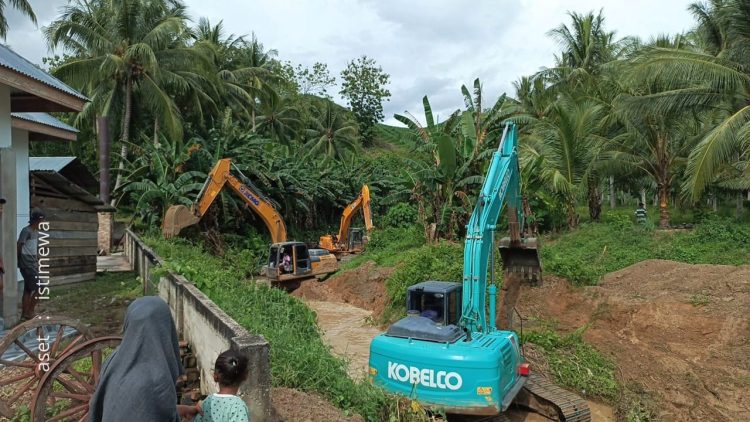 Sejumlah alat berat nampak sedang melakukan normalisasi sungai Desa Balayo.