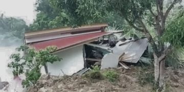 Kondisi salah satu rumah warga Desa Lunguto, Kecamatan Paleleh Barat, Kabupaten Buol, Provinsi Sulawesi Tengah, yang terdampak longsor, Sabtu (1/2/2025). (Foto : Iwan Buhang)