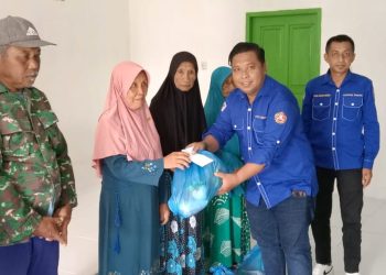 Karang Taruna Kabupaten Pohuwato bersama Rakyat Penambang saat mendistribusikan bantuan sembako kepada masyarakat, Jumat (7/2/2025).