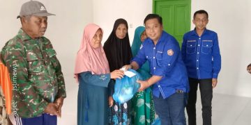Karang Taruna Kabupaten Pohuwato bersama Rakyat Penambang saat mendistribusikan bantuan sembako kepada masyarakat, Jumat (7/2/2025).