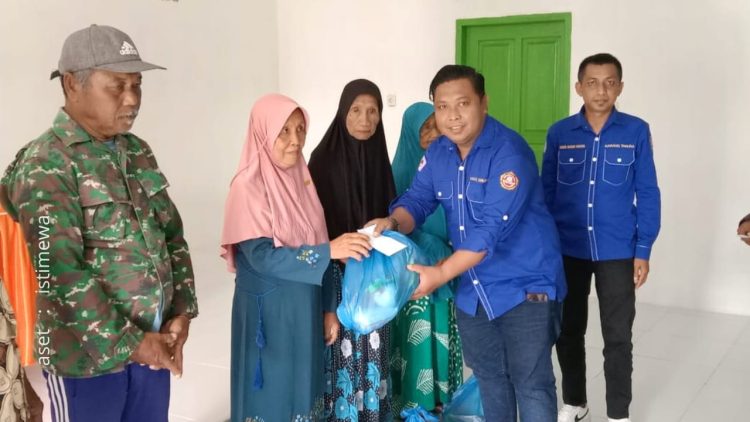 Karang Taruna Kabupaten Pohuwato bersama Rakyat Penambang saat mendistribusikan bantuan sembako kepada masyarakat, Jumat (7/2/2025).