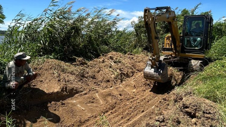 Proses pembuatan saluran sekunder di wilayah Kecamatan Duhiadaa oleh komunitas penambang rakyat, Sabtu (8/2/2025).