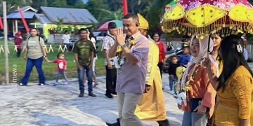 Anggota DPD RI, Syarif Mbuinga didampingi istri saat disambut adat suku Sangihe di Desa Karangetan, Kecamatan Dengilo, Pohuwato, Sabtu (8/2/2025).