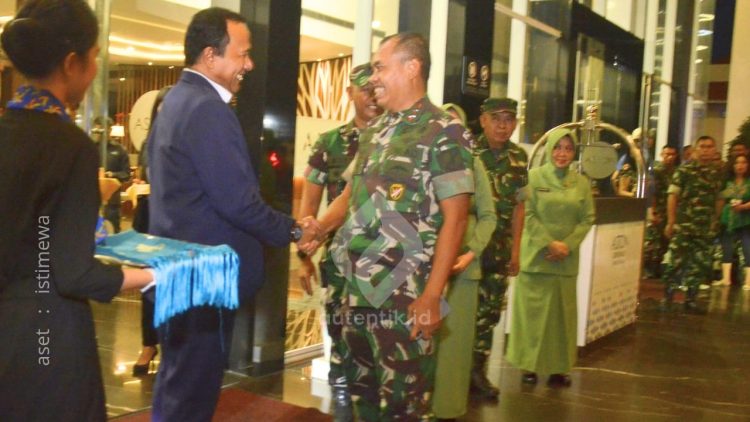 Pangdam XIII/Merdeka disambut hangat oleh GM Aston Gorontalo.