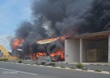 Si Jago merah saat melahap bangunan semi permanen kios di Jembatan Nagit Marisa, Kabupaten Pohuwato, Minggu (16/2/2025).