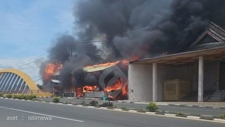 Si Jago merah saat melahap bangunan semi permanen kios di Jembatan Nagit Marisa, Kabupaten Pohuwato, Minggu (16/2/2025).