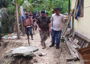 Ketua dan Anggota DPRD Kabupaten Pohuwato saat turun langsung mengecek kondisi warga Desa Soginti, Kecamatan Paguat, Selasa (28/1/2025).
