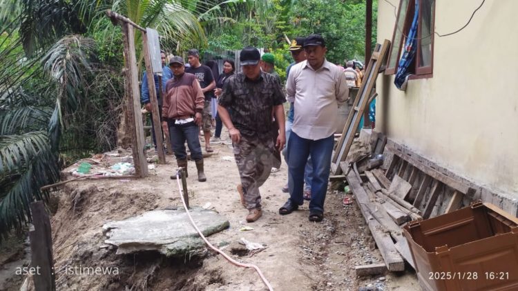 Ketua dan Anggota DPRD Kabupaten Pohuwato saat turun langsung mengecek kondisi warga Desa Soginti, Kecamatan Paguat, Selasa (28/1/2025).