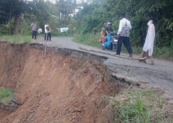 Amblas - ruas jalan Desa Bubaa, Kecamatan Paguyaman Pantai longsor, pada Jumat (21/02/2025).  Foto : Rahman