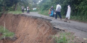 Amblas - ruas jalan Desa Bubaa, Kecamatan Paguyaman Pantai longsor, pada Jumat (21/02/2025).  Foto : Rahman