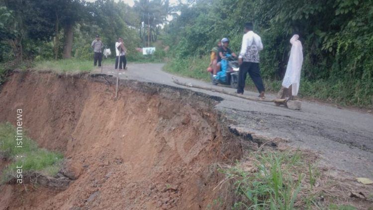 Amblas - ruas jalan Desa Bubaa, Kecamatan Paguyaman Pantai longsor, pada Jumat (21/02/2025).  Foto : Rahman