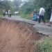 Amblas - ruas jalan Desa Bubaa, Kecamatan Paguyaman Pantai longsor, pada Jumat (21/02/2025).  Foto : Rahman