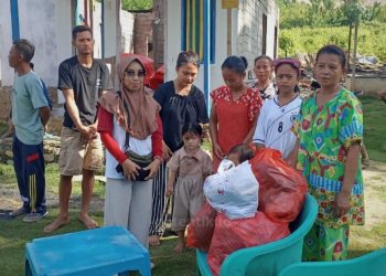 Tim Tanggap Darurat (ERT) Pani Gold Project  saat membantu korban insiden kebakaran di Desa Hulawa, Kecamatan Buntulia, Pohuwato.