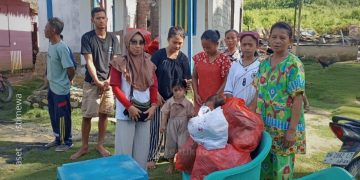 Tim Tanggap Darurat (ERT) Pani Gold Project  saat membantu korban insiden kebakaran di Desa Hulawa, Kecamatan Buntulia, Pohuwato.