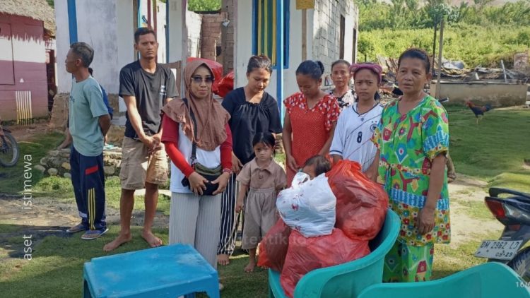 Tim Tanggap Darurat (ERT) Pani Gold Project  saat membantu korban insiden kebakaran di Desa Hulawa, Kecamatan Buntulia, Pohuwato.