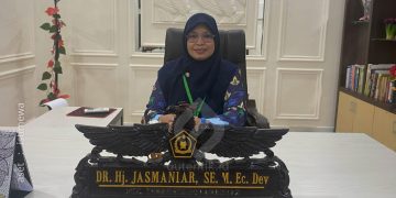 Kepala MAN Insan Cendekia Gorontalo, 
DR. Hj. Jasmaniar., SE., M.Ec. Dev