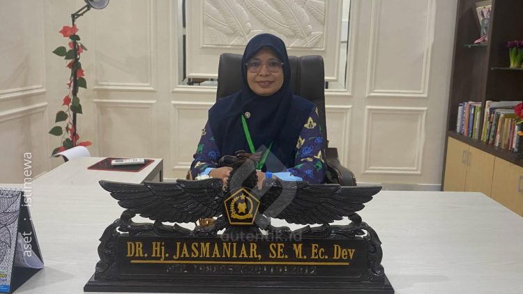 Kepala MAN Insan Cendekia Gorontalo, 
DR. Hj. Jasmaniar., SE., M.Ec. Dev
