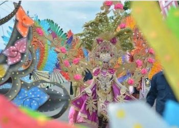 Parade busana dalam Even Pesona Pantai Pohon Cinta, Kabupaten Pohuwato.
