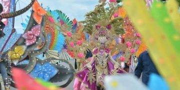 Parade busana dalam Even Pesona Pantai Pohon Cinta, Kabupaten Pohuwato.