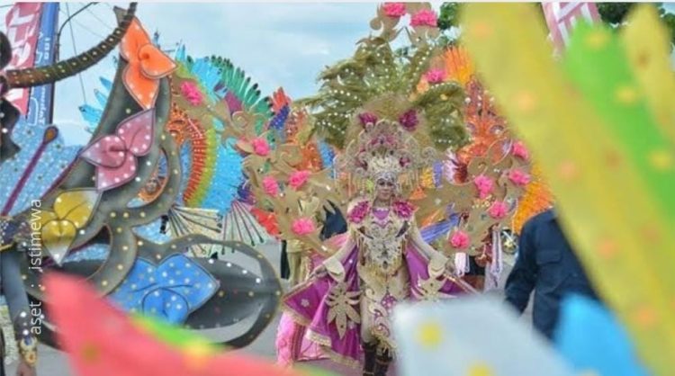 Parade busana dalam Even Pesona Pantai Pohon Cinta, Kabupaten Pohuwato.