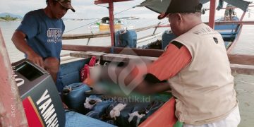 Proses evakuasi jasad bocah yang terseret arus di Sungai Marisa, Jumat (7/3/2025).