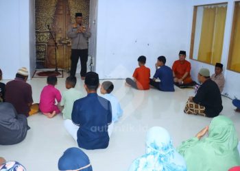 Kapolres Pohuwato, AKBP Winarno saat memberika tausiah usai melaksanakan Shalat Maghrib di Masjid Kapal Munzalan Pohuwato