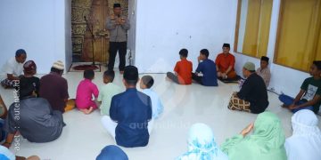 Kapolres Pohuwato, AKBP Winarno saat memberika tausiah usai melaksanakan Shalat Maghrib di Masjid Kapal Munzalan Pohuwato