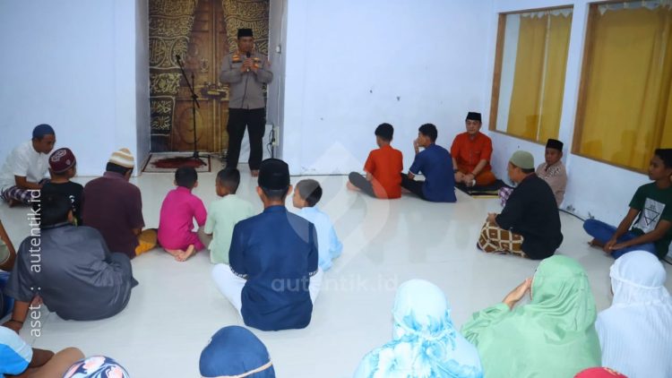 Kapolres Pohuwato, AKBP Winarno saat memberika tausiah usai melaksanakan Shalat Maghrib di Masjid Kapal Munzalan Pohuwato