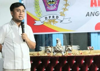 Anggota DPRD Kabupaten Pohuwato, Abdul Hamid Sukoli, saat menanggapi langsung aspirasi warga.