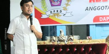 Anggota DPRD Kabupaten Pohuwato, Abdul Hamid Sukoli, saat menanggapi langsung aspirasi warga.