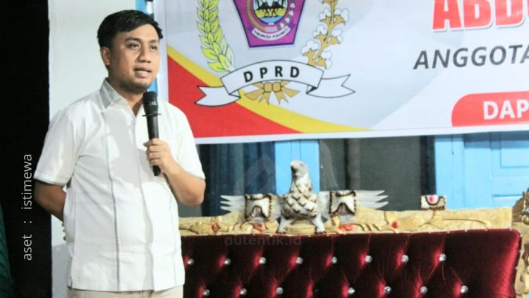 Anggota DPRD Kabupaten Pohuwato, Abdul Hamid Sukoli, saat menanggapi langsung aspirasi warga.