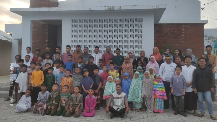Rakyat penambang bersama Karang Taruna Kabupaten Pohuwato menggelar buka bersama anak-anak yatim dan para penghafal Al-Qur’an, Jumat (14/3/2025).