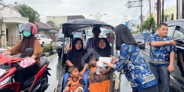 Management dan Staf Aston Gorontalo Hotel & Villas saat Berbagi Takjil.